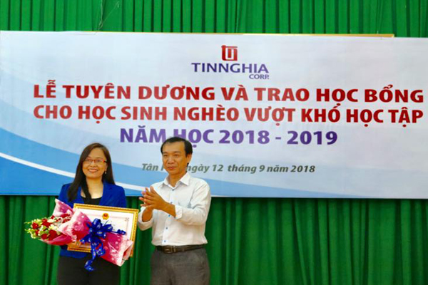 Trao học bổng cho học sinh vượt khó học giỏi huyện Tân Phú