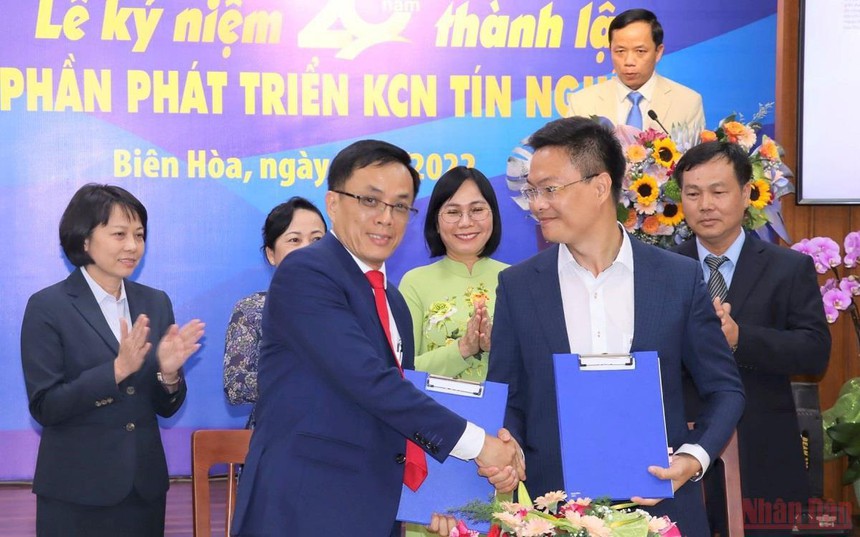 Phó chủ tịch UBND tỉnh Đồng Nai Nguyễn Thị Hoàng (áo dài xanh) chứng kiến lễ ký kết hợp tác.