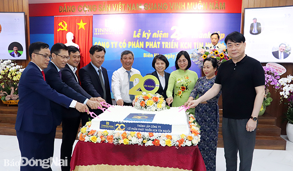 Phó bí thư Thường trực Tỉnh ủy Hồ Thanh Sơn cùng với lãnh đạo các sở, ngành, doanh nghiệp cắt bánh mừng sinh nhật 20 năm thành lập công ty