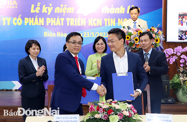 Phó chủ tịch UBND tỉnh Nguyễn Thị Hoàng chứng kiến Công ty CP Phát triển khu công nghiệp Tín Nghĩa ký kết hợp tác với Công ty CP Dầu khí Đầu tư khai thác Cảng Phước A